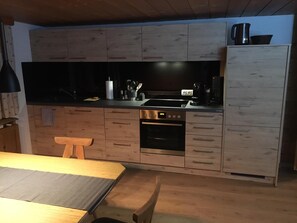 Kühlschrank, Ofen, Herdplatte, Geschirrspüler