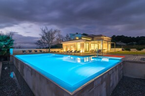 Una piscina a sfioro