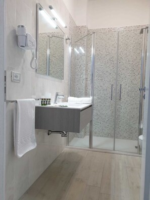 Shower, free toiletries, hair dryer, bidet - Hotel Aurora (Porto Cesareo)