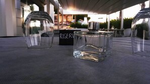 供应早餐、午餐和晚餐，地方菜