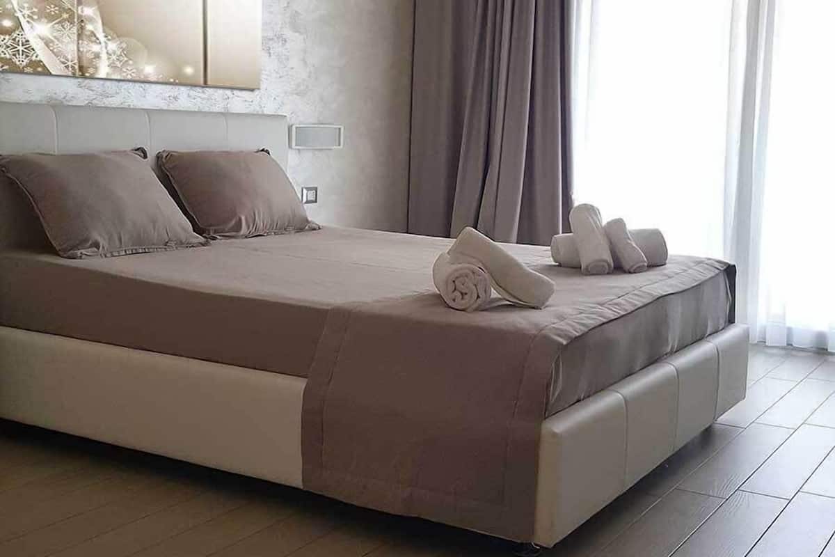 Habitación básica | 1 dormitorio, minibar, caja fuerte y escritorio