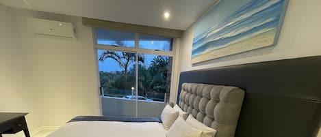 3 habitaciones, tabla de planchar con plancha y cuna de viaje