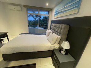 3 bedrooms, iron/ironing board, travel cot, free WiFi - A fantastic modern and spacious apartment right on Umhlanga main Beach . (Umhlanga)