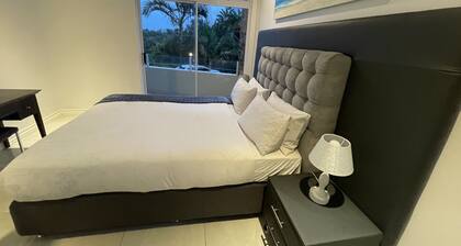 Upea moderni ja tilava huoneisto aivan Umhlangan päärannalla.