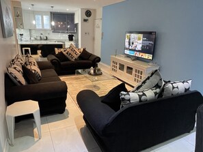 Smart TV - A fantastic modern and spacious apartment right on Umhlanga main Beach . (Umhlanga)