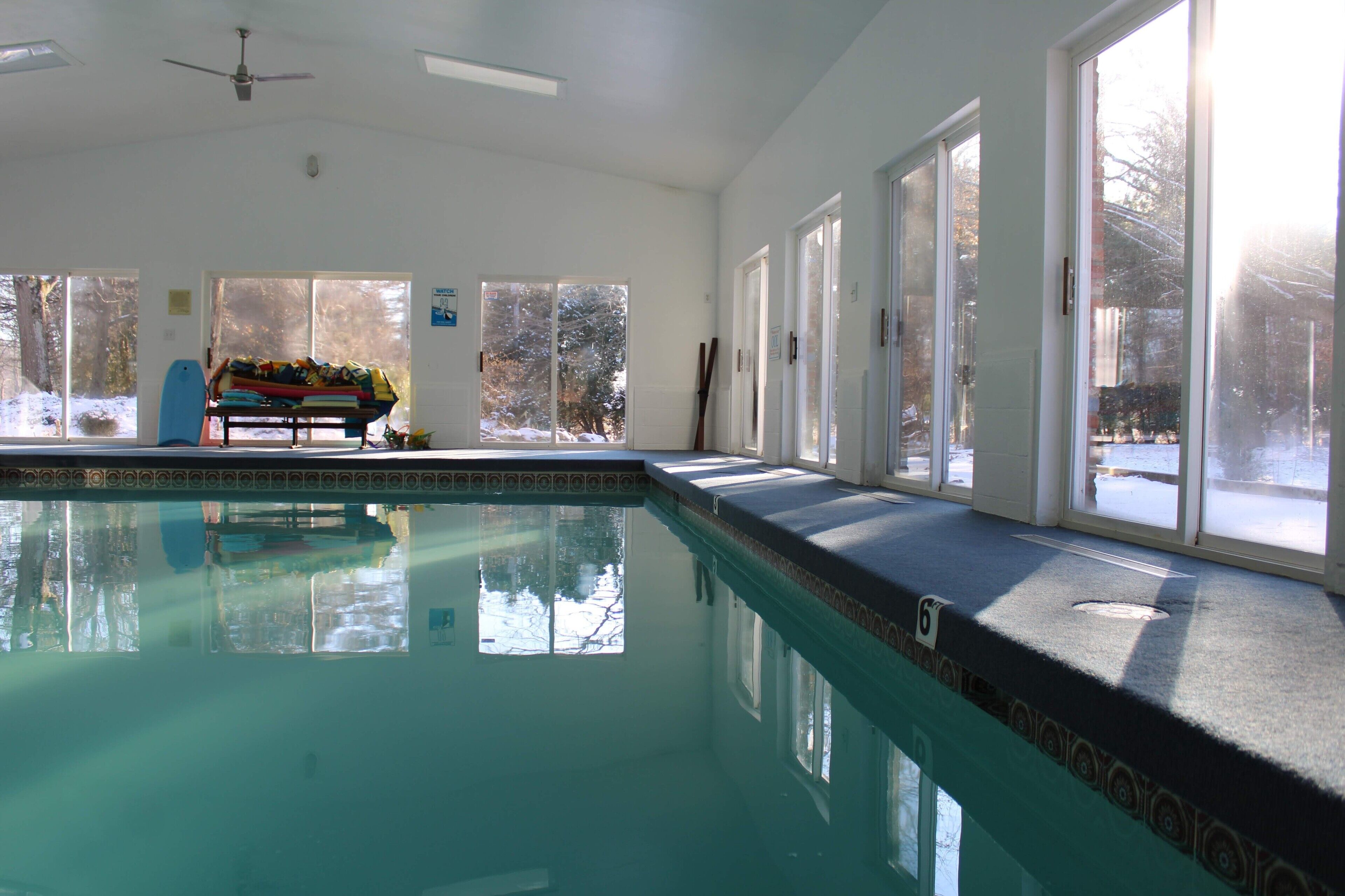 Innendørsbasseng og et oppvarmet basseng