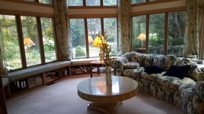 DVD player, books - Hidden Ariel Resort Home (West Salem)