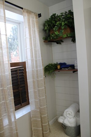 Combined shower/tub, hair dryer, towels, soap - Hidden Ariel Resort Home (West Salem)