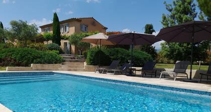 Schönes Haus mit Pool in der Nähe eines denkmalgeschützten Dorfes im Luberon