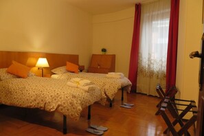 2 makuuhuonetta, tallelokero huoneessa, silitysrauta/-lauta