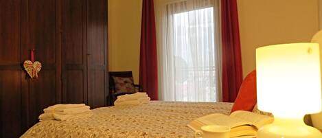 2 chambres, coffres-forts dans les chambres, fer et planche Ă repasser