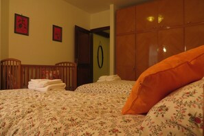 2 bedrooms, in-room safe, iron/ironing board, free WiFi