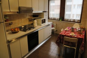 Jääkaappi, mikroaaltouuni, uuni, liesi