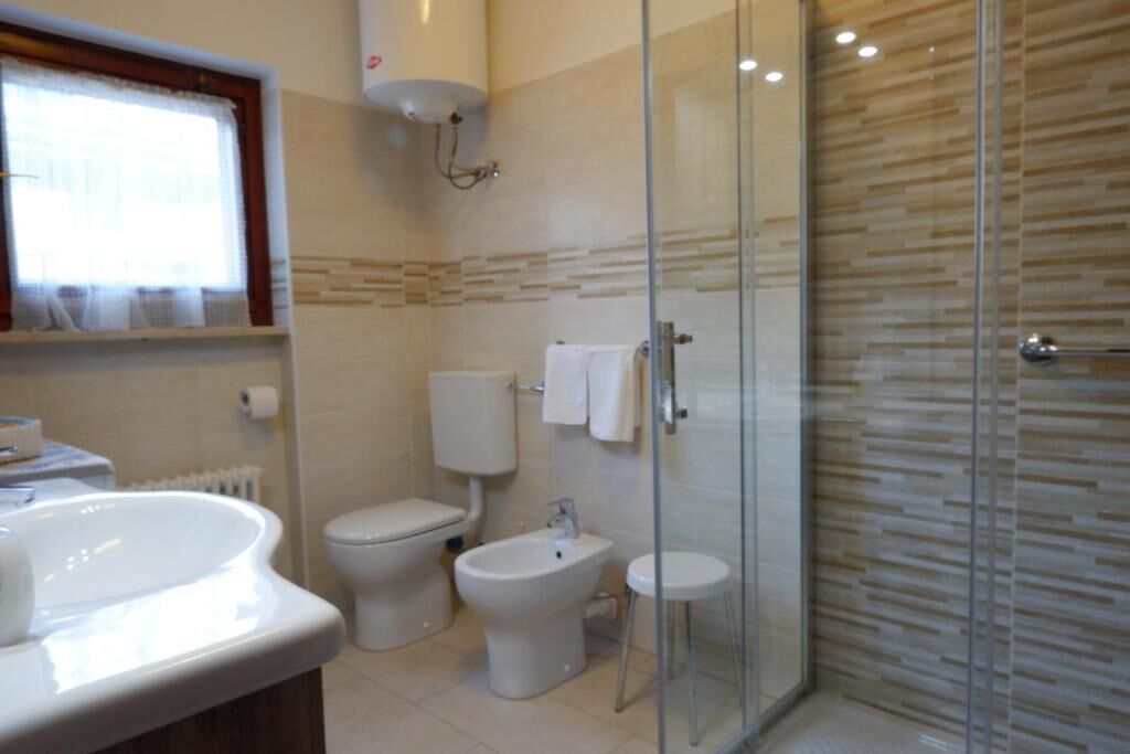 Dusche, Haartrockner, Bidet, Handtücher