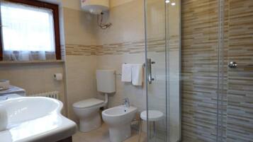 Dusche, Haartrockner, Bidet, Handtücher