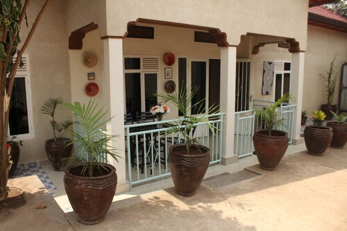 Happy Home and dine - Pretty Bed and breakfast home for travelers. 