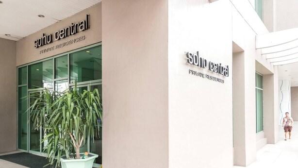 En bygningseingang med et skilt, der viser "Soho Central Private Residences".