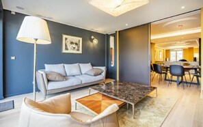 TV, books, stereo - 4 Private Homes for rent to live the sparkling Remoise life. (Reims)