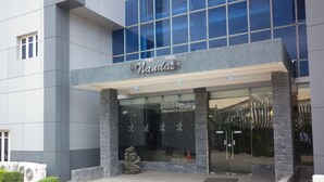 Un edificio moderno con entrada de vidrio y un letrero que dice "Nanda's".