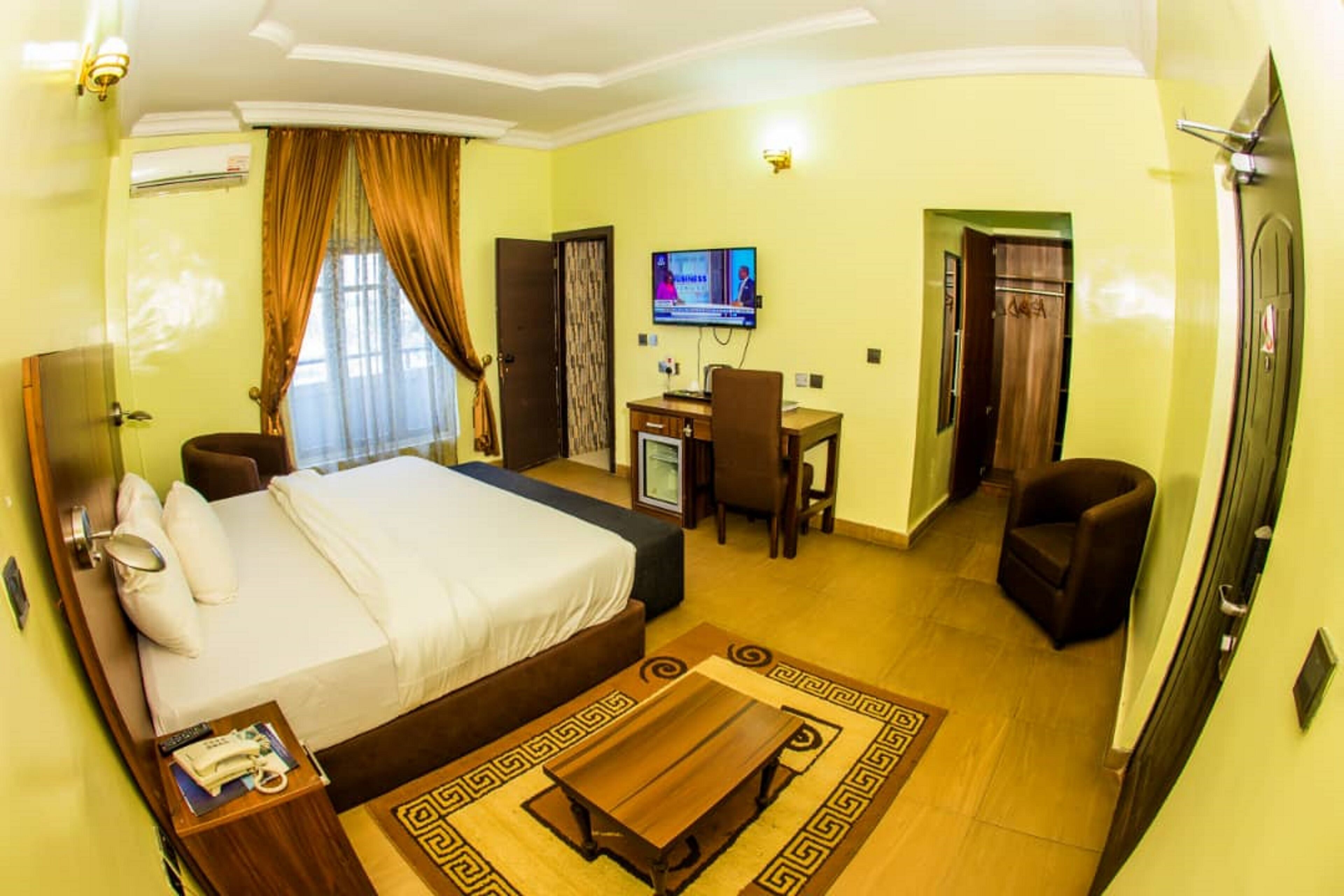 Kamar Deluks | Seprai premium, brankas, meja kerja, dan ruang kerja ramah laptop