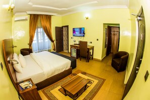 Habitación Deluxe | Ropa de cama de alta calidad y caja de seguridad en la habitación 