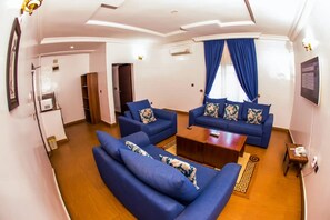 Habitación Deluxe | Ropa de cama de alta calidad, caja fuerte, escritorio