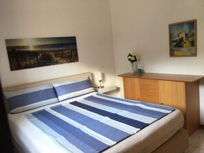 1 bedroom, bed sheets