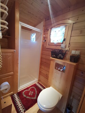 Shower, free toiletries, hair dryer, towels -  THE ROULOTTE DU SOLEIL  (Eyragues)