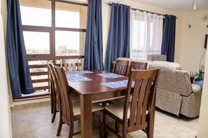 Appartement Luxe, 2 chambres | Restauration dans la chambre