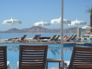 Piscina a l'aire lliure i piscina climatitzada 