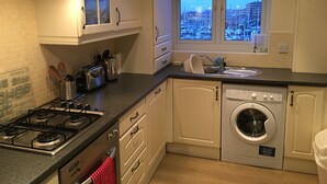 Luxury Apartment, Marina View | Shared kitchen facilities - 15 Merchant House (Hartlepool)