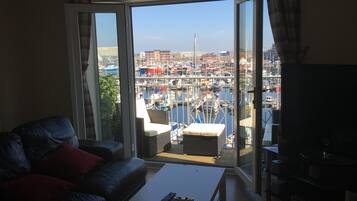 Luxury Apartment, Marina View | Living area | Smart TV