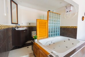 Bañera de hidromasaje privada