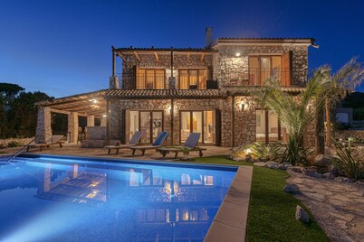 Luxury infinity pool villa Pelagos in Hvar town.