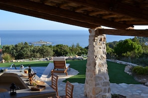 Outdoor dining - Luxury infinity pool villa Pelagos in Hvar town. (Hvar)