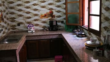 Fridge, oven, stovetop, coffee/tea maker