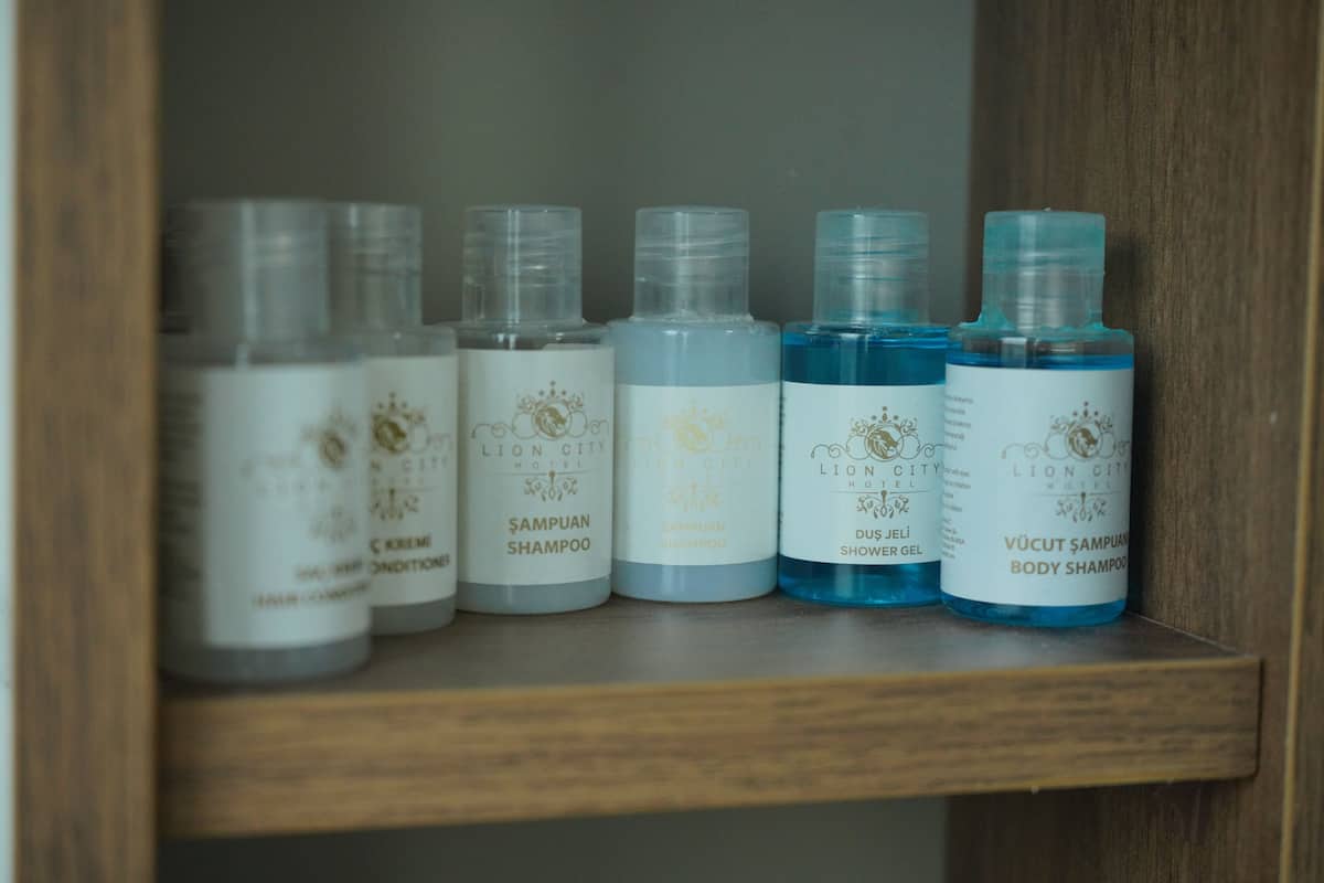 Camera familiare, camere comunicanti | Bagno | Set di cortesia gratuito, asciugacapelli, pantofole, asciugamani