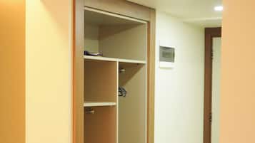 Minibar, escritorio y espacio para trabajar con laptop