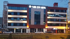En bygning med flere etager, med skilt der siger "LION CITY HOTEL".
