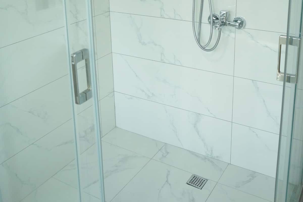 Set di cortesia gratuito, asciugacapelli, pantofole, asciugamani