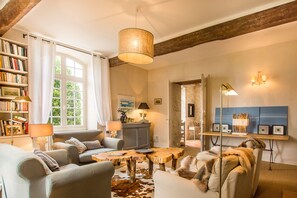 Smart TV, fireplace, DVD player, ping pong