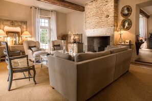 Smart TV, fireplace, DVD player, ping pong