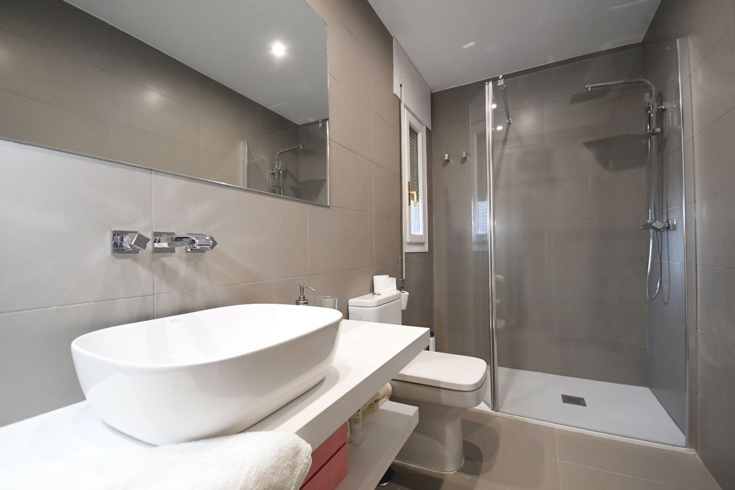 Ensemble douche/baignoire, bidet, serviettes fournies