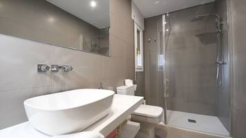 Ensemble douche/baignoire, bidet, serviettes fournies