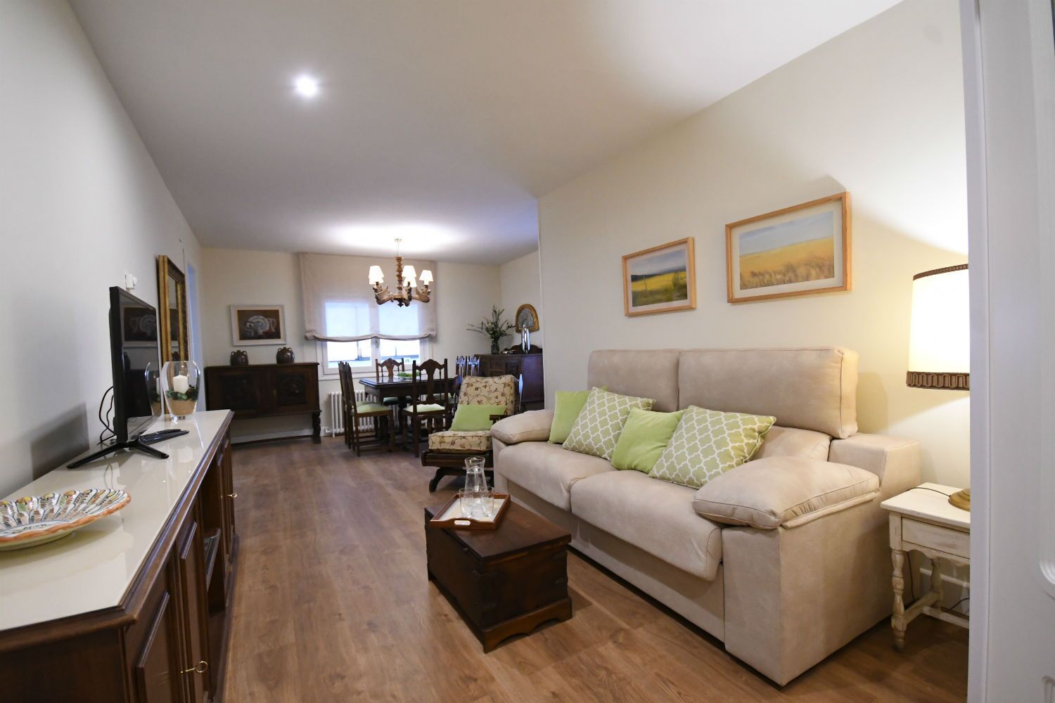 Een televisie en een open haard