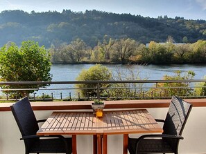 Outdoor dining - Dream location - Exclusive comfort apartment Zell Mosel with balcony and water view (Zell Mosel)