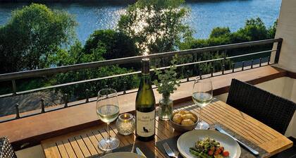 Dream Location—Ferienhaus Inselblick Zell Mosel with a balcony just 10 meters from the water