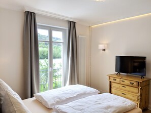 2 bedrooms, in-room safe, iron/ironing board, free WiFi