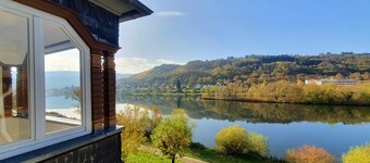 Dream location - Exclusive comfort apartment Zell Mosel with balcony and water view