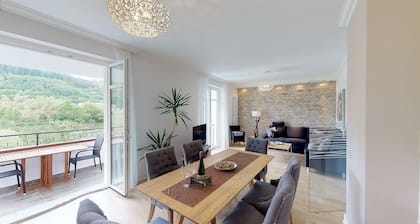 Traumlage - Exklusive Komfortwohnung Zell Mosel mit Balkon 10 Meter vom Wasser